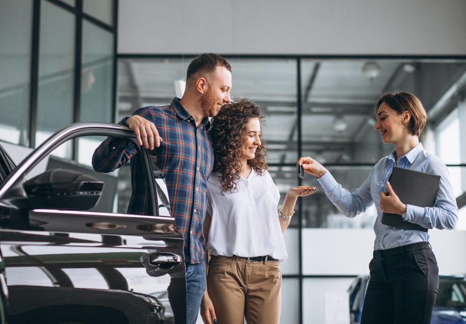 Realizar o sonho de comprar um carro é a meta de muitas pessoas, mas nem todos conseguem realizar da maneira tradicional. Independentemente de qual seja o obstáculo para comprar, o consórcio de carro te ajuda a deixar essa aquisição mais próxima de se tornar realidade. Mas, você sabe como funciona o consórcio de carros na Vinac? Continue a leitura. Como funciona o consórcio de carros? Todo mês, a Vinac reúne 120 pessoas e cria um grupo de consórcio que terá a duração de 60 meses. São entregues duas cartas de crédito por mês para cada grupo, sendo uma por sorteio e outra por lance. Os lances são feitos de forma sigilosa e aquele que oferecer o maior valor do grupo, será o premiado do mês. Na Vinac Consórcios, o valor do bem é sempre atualizado, já que o consórcio é vinculado ao automóvel, então se ocorrer alguma alteração no valor do carro desejado, o preço das prestações também serão alteradas, para que não tenha uma desvalorização do bem. No dia que o consorciado for contemplado, receberá uma carta de crédito que permitirá comprar o automóvel. O que é a carta de crédito? Agora que você sabe como funciona um consórcio, saiba o que é carta de crédito. Carta de crédito é o valor que a pessoa contemplada recebe para a compra do bem escolhido. Quando contemplado, o consorciado pode optar por comprar o carro que está na sua cota ou escolher outra marca ou modelo. Além disso, a Vinac Consórcios também dá a liberdade de a pessoa escolher onde comprar o carro novo, tudo de acordo com o que está no contrato do consórcio. Como funciona o sorteio de um consórcio de carros? Consórcio de carros é uma forma de compra programada e funciona como se fosse uma poupança que você faz para comprar algum bem, mas, neste caso, vai se juntar a um grupo de pessoas que têm o mesmo desejo. Diferente do financiamento, no consórcio primeiro você paga, para depois obter o seu carro desejado. Mensalmente, um funcionário da Vinac realiza os sorteios, ao vivo, com datas e horários determinados no contrato de cada grupo. Preservando a transparência no serviço, todos os consorciados podem estar presentes para assistir ao sorteio e anúncio dos lances. Como funcionam os lances? Além do sorteio mensal, outra forma de contemplação de outro membro do consórcio de carros é por lance, que nada mais é do que um valor oferecido pelo consorciado para pagar um número de parcelas da sua cota. Para garantir segurança, os lances são feitos de forma sigilosa e aquele que oferecer o maior valor do grupo, será contemplado naquele mês. Carta de crédito Agora que você sabe como funciona um consórcio, saiba o que é carta de crédito. Carta de crédito é o valor que a pessoa contemplada recebe para a compra do bem escolhido. Quando contemplado, o consorciado pode optar por comprar o carro que está na sua cota ou escolher outra marca ou modelo. Além disso, a Vinac Consórcios também dá a liberdade para a pessoa escolher onde comprar o carro novo, tudo de acordo com o que está no contrato do consórcio. Saiba mais: Consórcio de carros usados Benefícios de adquirir um carro de consórcio na Vinac: Consórcio não tem juros; Não tem taxa de adesão; Você pode se programar para pegar o crédito; O crédito oferece liberdade de compra; O valor do bem é sempre atualizado. A Vinac Consórcios fica responsável por organizar cada grupo de consórcio, administrar todas as contas e créditos de cada equipe e garantir a segurança do negócio, por isso, cobra uma taxa de administração de 12% (0,2% por mês), uma das menores do mercado. Por que a Vinac é o melhor consórcio de carros para você? Em 45 anos, a Vinac Consórcio já entregou mais de 90 mil cartas de crédito sem nenhum atraso, todas foram transformadas em grandes realizações de sonho de cada cliente. Agora que entendeu como funciona o consórcio de carro, ficou interessado em adquirir? Participe do consórcio Vinac e realize o seu sonho.