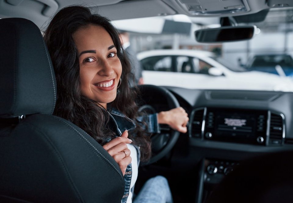 Como comprar um carro com parcelas que cabem no seu bolso? Como comprar um carro se a inflação dos últimos 12 meses já acumula uma alta de mais de 17%? Infelizmente, quem precisa trocar o seu veículo está tendo que repensar a sua aquisição por conta da alta nos preços. Não bastasse isso, as taxas de juros dos financiamentos elevam ainda mais o valor do veículo, tornando o sonho do carro novo ainda mais distante. A boa notícia é que ainda há alternativas para aqueles que sonham com seu carro, mas não querem comprometer todo o seu salário em um financiamento. Estamos falando do consórcio. Continue lendo o artigo e veja como comprar um carro com parcelas que cabem no seu bolso! Consórcio: um investimento que vale a pena Se você está pesquisando sobre como comprar um carro, mas se assustou com os preços nas concessionárias, saiba que o consórcio pode ser um ótimo negócio. Veja o porquê: Se você não consegue poupar dinheiro, o consórcio é uma forma investimento rentável; No consórcio você não paga nada de juros; Ao investir em um consórcio, seu dinheiro não desvaloriza; O valor das parcelas é menor que no financiamento; Não necessita de entrada; Há várias opções de créditos; É uma ótima alternativa para quem quer trocar de carro no futuro; É possível dar lances e aumentar as chances de retirar o veículo. Leia mais sobre: Consorcio de carros Como comprar um carro sem entrada? Se você quer saber como comprar um carro novo, mas não tem um valor para dar de entrada, o consórcio é um caminho viável, afinal, você não precisa dar entrada para participar de um. O que você vai pagar é a primeira parcela do consórcio, e a partir daí já está concorrendo ao seu carro. Bom, agora que você viu como comprar um carro zero, conheça opções de consórcio com parcelas que cabem no seu bolso. Você vai ver que o seu sonho pode estar mais perto do que você imagina: Mobi Like 70% Você sabia que com menos de R$ 1.000,00 por mês é possível obter uma carta de crédito de 70% do valor do Fiat Mobi? Se você busca um carro com valor acessível e econômico, o Fiat Mobi é uma boa opção. Vantagens do veículo Bancos com acabamento Premium; Multimídia com conexão Wireless; Rodas de liga leve; Teto bicolor; Ar condicionado; Direção hidráulica; Motor econômico 1.0. Clique aqui para conferir o valor da parcela do Fiat Mobi na Vinac. Leia mais sobre: Consórcio de carros Fiat Hyundai HB20 1.0 O queridinho dos brasileiros, ocupando sempre os primeiros lugares em vendas, o HB20 faz a cabeça dos donos por seu desempenho e baixo consumo de combustível. Vantagens do veículo Direção hidráulica progressiva; Retrovisores com rebatimento elétrico; 6 airbags de série em todas as versões; Motor Kappa 1.0; Assistente de partida em rampas; Motor potente e baixo consumo de combustível. Clique aqui para conferir o valor da parcela do HB20 1.0 na Vinac. Saveiro 1.6 E se você busca um carro para trabalhar e também para passear, a Saveiro 1.6 é daquelas picapes utilitárias prontas para tudo. Vantagens do veículo Direção hidráulica; Freio a disco nas quatro rodas; Freios com sistema antitravamento e distribuição eletrônica de frenagem; Tampa da caçamba com amortecedor e chave; Lanterna de freio elevada (brake-light) e iluminação da caçamba. Clique aqui para conferir o valor da parcela da Saveiro 1.6 na Vinac. Você pode gostar de: Consorcio ou financiamento New City EX 1.5 Para quem busca espaço e conforto para toda a família, o New City é o seu carro. E aqui na Vinac, é possível comprá-lo com parcelas que cabem no seu bolso. Vantagens do veículo 2.6 metros entre eixos; Comprimento 4.54 metros; Porta-malas com 519 litros; Motor 1.5 com injeção direta; Transmissão automática tipo CVT; 6 airbags; Ar condicionado digital. Clique aqui para conferir o valor da parcela do City EX 1.5 na Vinac. Jeep Compass Sport 2.0 O segundo SUV mais vendido no Brasil em junho de 2022. O Jeep Compass se destaca pelo conforto e sofisticação, além da potência e robustez. Vantagens do veículo Motor T270 turbo flex; Tração 4x4; Câmbio automático; Câmbio sequencial no volante; 6 airbags de série; Monitoramento de ponto cego; Bancos elétricos. Clique aqui para conferir o valor da parcela do Jeep Compass Sport 2.0 na Vinac. Viu só? Na Vinac Consórcios, tem um carro com parcelas que cabem no seu bolso. E se você for sorteado ou der o maior lance do grupo naquele mês, recebe uma carta de crédito no valor negociado e pode comprar o veículo que quiser, 0km ou seminovo! Como comprar um carro no Consórcio na Vinac? Aqui na Vinac, adquirir a sua cota de consórcio é simples. Para ver todas as opções de veículos, basta acessar o nosso site e conferir os detalhes sobre preço e prazo de pagamento. Aqui é assim, sem números escondidos, sem entrada, sem juros. Para nós, a transparência é essencial e é o que nos move. Por isso, não poupamos esforços para trazer todas as informações para te ajudar a tomar uma decisão. Afinal, nosso intuito é ajudar nossos clientes a realizar sonhos! Vantagens de fazer o consórcio na Vinac Agora que você já viu como comprar um carro por meio do consórcio, veja porque a Vinac é a opção mais vantajosa para você e seu bolso: Nossos grupos são formados por no máximo 120 participantes, então as suas chances de ser sorteado são maiores; Nosso consórcio tem duração de 60 meses, então, mesmo que você não seja sorteado ou dê algum lance, não vai precisar esperar um longo período para ter o seu carro; Aqui na Vinac, entregamos duas cartas de crédito todo mês para cada grupo, uma por sorteio e outra por lance; Os lances são feitos de forma sigilosa e o participante tem mais uma chance de estar ainda mais próximo do seu sonho; Na Vinac, o consórcio é vinculado ao valor do carro, ou seja, ele valoriza junto com o veículo. Então, ao ser contemplado, você recebe uma carta de crédito no valor atual do carro. Vinac Consórcio: uma das menores taxas do mercado para você ficar mais perto do seu sonho. Mais de 90 mil cartas de crédito entregues em 45 anos de mercado! A Vinac Consórcios é uma das maiores administradoras de consórcios do país, reconhecida pela pontualidade na entrega de cartas de crédito e pelo respeito e transparência na relação com nossos clientes. E sabe por que a Vinac é a melhor forma de estar mais perto do seu carro? Os grupos são muito reduzidos, são apenas 120 participantes por grupo! Então, as suas chances de ser sorteado são maiores! Além disso, a Vinac possui uma das menores taxas do país, 15%. Sendo 12% de administração e 3% de fundo de reserva. Esta última é devolvida ao consorciado no final do plano. Está esperando o que para fazer o seu consórcio na Vinac? Saber como comprar um carro é fácil, mas fazer um investimento que vale a pena pode ser um desafio. Por isso, faça um investimento que não desvaloriza. Venha para a Vinac!